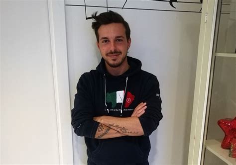 Barista Diventa Cantante E Spopola Sul Web Prima Monza