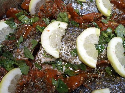 Se la preferite ben fredda, coprite il contenitore e ponete in frigo per un'ora circa. Orata al forno con pezzi di pomodoro | Ricetta greca ...
