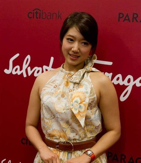 Her family consists of her parents and one older brother. Park Shin Hye Revela el Secreto de Su Pérdida de Peso ...