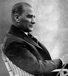 Mustafa kemal atatürk 1881 yılında selânik'te kocakasım mahallesi, islâhhâne caddesi'ndeki üç katlı pembe evde doğdu. Στίχοι Mustafa Kemal Atatürk - EL