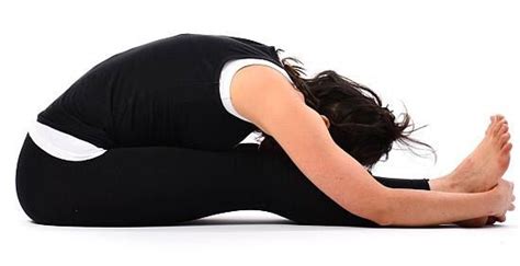 come fare paschimottanasana il piegamento in avanti da seduti asana yoga