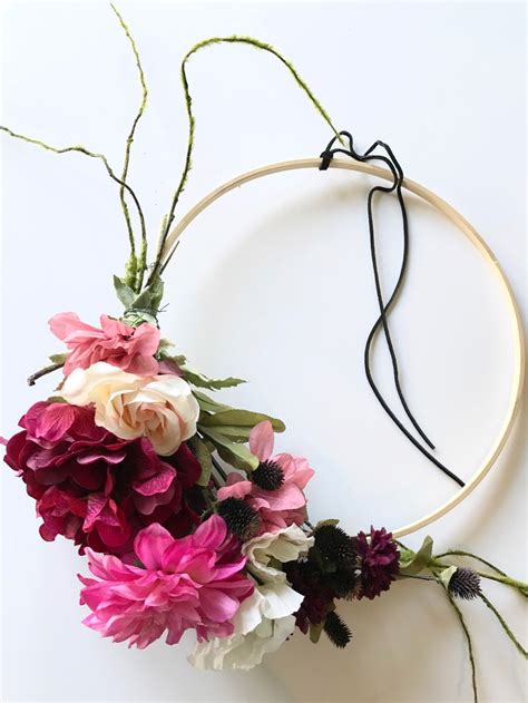 The best part is you can swap out the flowers when the seasons. Life Love Larson: DIY Modern Fall Wreath