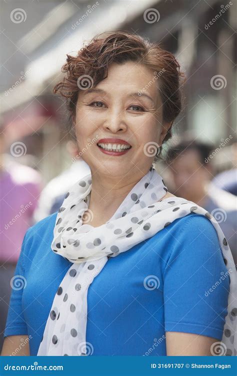 成熟アジアの女性の写真 高カリフォルニア。