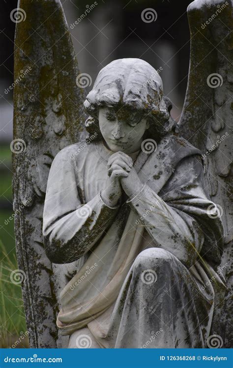 Praying Angel Found In Oakwood Cemetery In Fort Worth Texas Stock Photo