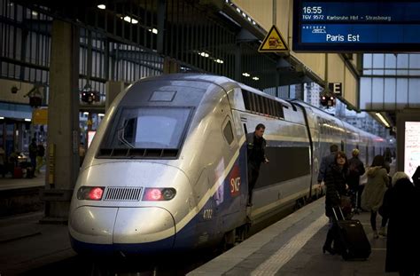 Halb deutschland regt sich über den bahnstreik auf. Bahnstreik in Frankreich: Reisende in Stuttgart von ...