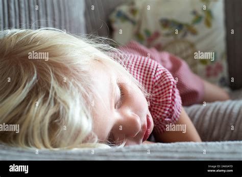 Schlafend Auf Dem Sofa Fotos Und Bildmaterial In Hoher Auflösung Alamy