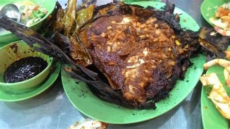 Within 4 years of absence from kuantan, this once leisurely town (and seaside) had bloomed so much, almost unrecognizable, especially with the cars rushing swiftly along jalan beserah. ikan bakar petai.. ketam telo masin.. lam chop.. - Picture ...