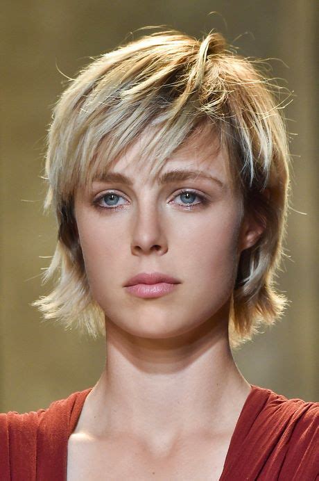 Ce type de coupe avec un dégradé qui se combine avec des contours parfaitement taillés est très populaire actuellement chez les hommes. Carré court effilé avec frange