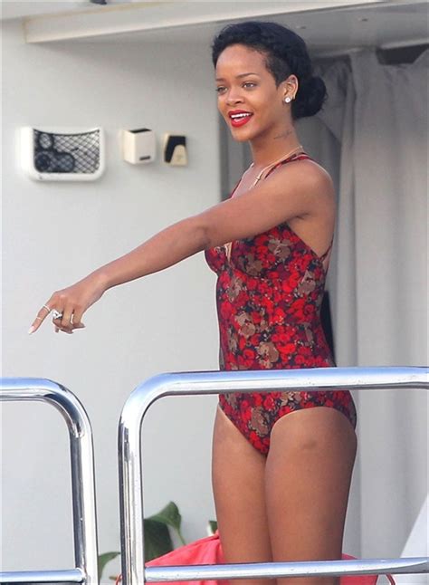 Rihanna dan denizin ortasında seksi pozlar