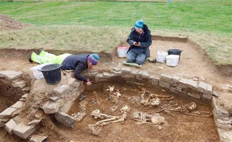 5000 Year Old Neolithic Tomb And Human Remains Unearthed In Orkney