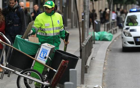 Carmena Paraliza Los Despidos De Limpieza Y Coloca A 500 Barrenderos Más Libre Mercado