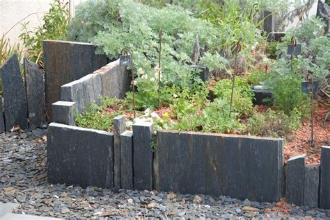 La pierre naturelle est la matière la plus facile à intégrer dans un jardin. BLEU ARDOISE : décoration extérieure avec l'ardoise ...