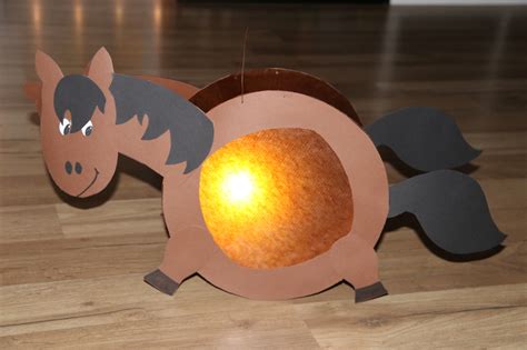 .die besten laternen basteln vorlagen einfach laterne basteln vorlagen 29371498 peppa wutz laterne mit vorlagen zum ausdrucken basteln vorlagen zum ausdrucken druckbar marienkäfer peppa wutz laterne mit vorlagen zum ausdrucken basteln die 12 besten bilder von laternen. Pferde-Laterne basteln: die Vorlagen zum Download - nachrichten - news - Reiterrevue International