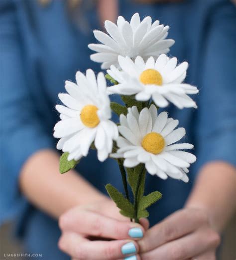 Make Your Own Felt Daisies In Just 5 Easy Steps Felt Flower Bouquet