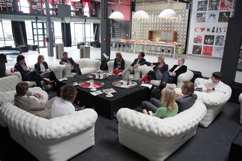 Diese sind unglaublich bequem und helfen den benutzern sicher, erfrischt aufzuwachen. Aufblasbares Sofa - Axess | Werbung