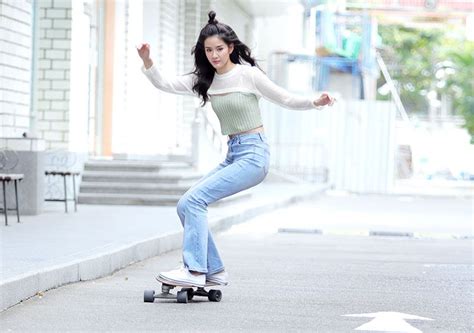 Surf skate เซิร์ฟสเก็ต คืออะไร ต่างจากสเก็ตบอร์ดทั่วไปไหม เห็นดาราเล่น surf skate เซิร์ฟสเก็ต กันเยอะ และวัยรุ่นก็ด้วย งั้นลองมารู้จัก. บันเทิง - 'แพรว'อวดไลฟ์สไตล์สุดคูล เซิร์ฟสเก็ตยามว่าง