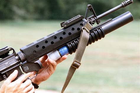 ファイルloading M203 40 Mm Grenade Launcher Attached To An M16 Rifle