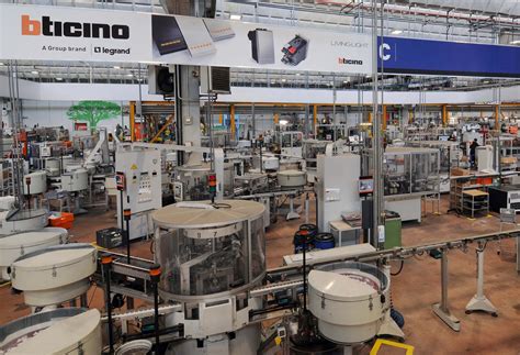 Konut, ev otomasyonu ve interkom sistemlerinde yenilikçi, elektrik altyapı ve tesisatında dünya lideri bir markadır. Nel grande stabilimento BTicino di Varese un "concentrato ...