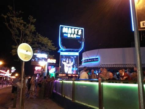 Matts Bar Crowd Picture Of Montechoro Strip Albufeira Tripadvisor