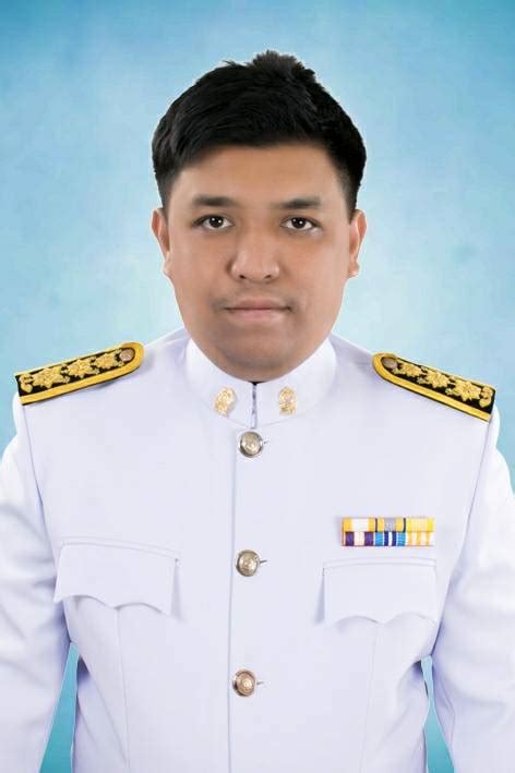 He was a flight attendant before becoming an actor. ธนภัทร มะณีแสง