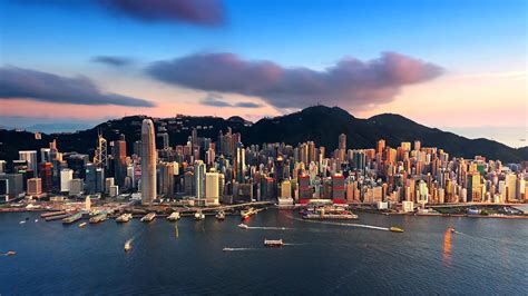 Vista De La Ciudad Hong Kong Rascacielos Mar Yates Montañas Nubes