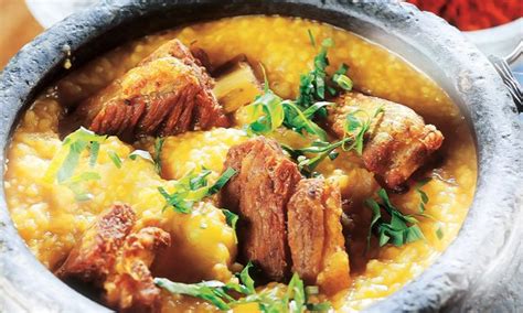 Deixe a canjiquinha de molho em água por 30 minutos. Canjiquinha com costelinha de porco | CLAUDIA