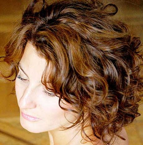 Well, that long gone are the days when women could only wear bulky hair, voluminous wigs, which, according to some information, sometimes mice. Short hairstyles for curly hair 2014