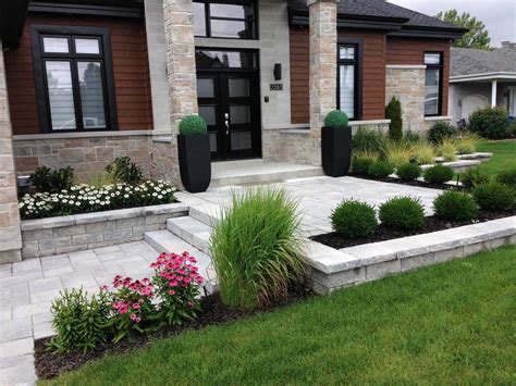 Retrouvez ici chaque mois les actions à mener au jardin, au potager et au verger ! Parterre Moderne Devant Maison - Idees Conception Jardin ...
