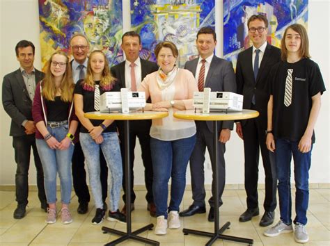 Erledigen sie ihre bankgeschäfte wann und wo sie wollen. Realschule Rain freut sich über mobile Beamer|Rain|Donau ...