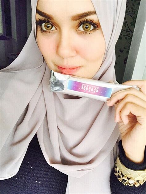 Local celebrity uqasha senrose admitted peer pressure from her bareheaded girlfriends may have contributed to her removal of the tudung, a muslim symbol of modesty in women. 11 Gambar Uqasha Senrose Yang Paling Cantik Jelita