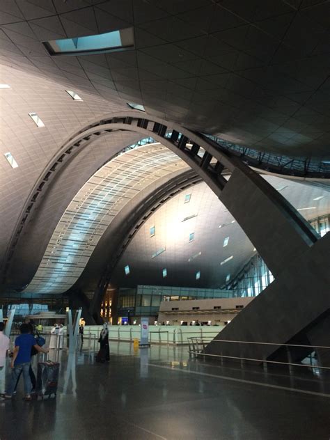 Da der bisherige flughafen doha international airport an seine kapazitätsgrenzen stieß, wurde bereits im jahr 2006 rund fünf kilometer weiter östlich mit der konstruktion des hamad international airport begonnen, der ende april 2014 in betrieb ging. Hamad international Airport Doha Qatar | Architecture ...