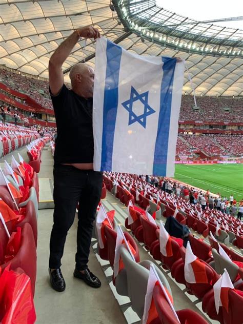 את הדגל על פולין, אשר עשויים להראות כמו אותיות pl על כמה פלטפורמות. דגל ישראל על מגרש הכדורגל בפולין - אשדוד נט