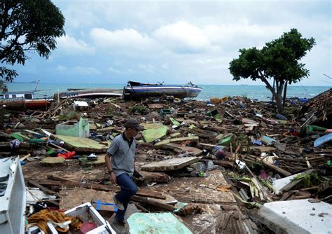 Indonesia Tsunami Death Toll Hits 373 Rescuers Search For More Victims