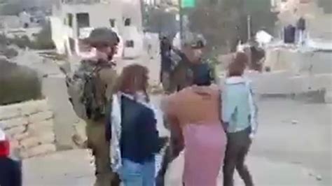 Palestinian Teen Slaps Israeli Soldier Cnn Video