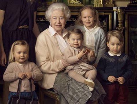 Elle quitte la grèce en 1967 au début. (photos) 90 ans de la reine Elizabeth : George, Charlotte ...