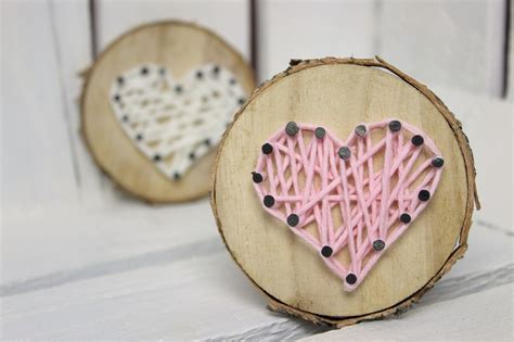DIY süßes Geschenk zum Valentinstag Baumscheibe mit Herz in String Art