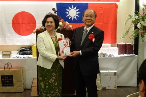 「愛不是互相凝視，而是一起眺望同一個方向。」 ~ 安東尼·德聖艾修伯里 我們都有相同心願 期盼生活在平等、沒有歧視的世界 #美麗無須遮掩 #專業與能力更值得關注 #婦女節快樂. 婦女會 慶祝國際婦女節2014（會長洪勝信贈婦女會活動基金 ...