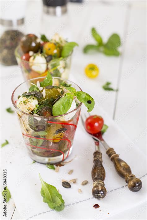 Tomate Mozzarella im Glas Stock-Foto