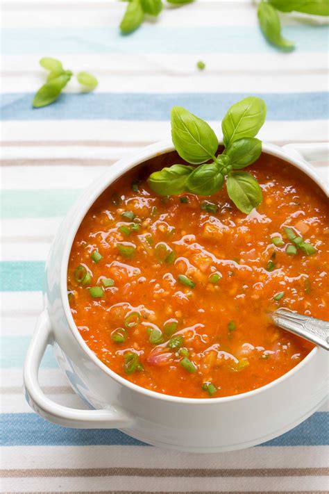 Best tomato based soups from foo fancies a recipe for a super summery soup. 30 min FRESH TOMATO SOUP RECIPE | GARLIC MATTERS
