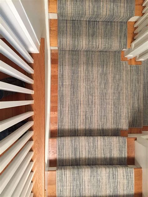 Wir haben diese teppiche schon seit jahren und haben jetzt ersatz kaufen gefallen hat uns, dass sie etwas größer sind, als die alten, die wir von den treppenstufen abgelöst. Teppich Treppe — Vianova Project