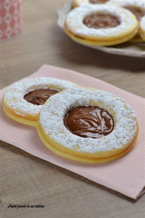 Occhi di bue, una ricetta per creare squisiti biscotti ripieni alla marmellata ideali sia a colazione che a merenda. OCCHI DI BUE ALLA NUTELLA: RICETTA FACILE E IRRESISTIBILE ...