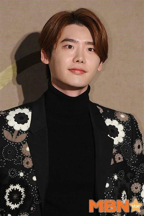 Father, mother, one younger brother and one younger sister. Jongsuk | Lee jong suk, Actor model, Lee jong