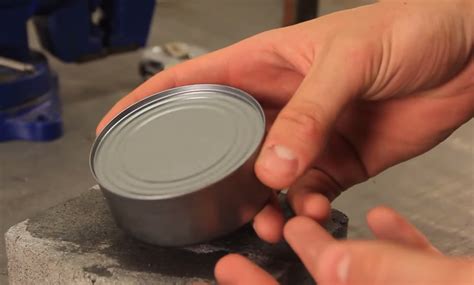 Ouvrir une boîte de conserve sans ouvre-boîte cest possible