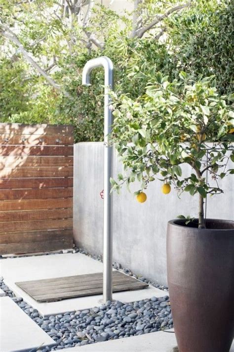 Le docce da giardino permettono di rinfrescarci fa molto caldo senza essere obbligati ad entrare in casa o di fare una veloce doccia prima di entrare in piscina o appena usciti. Galleria foto - Come realizzare la doccia esterna Foto 25 ...