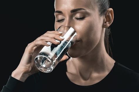 Manfaat air putih untuk kecantikan yang paling berpengaruh di antaranya membuat kulit lebih sehat, segar, sekaligus lebih cerah. Metode Diet Water Fasting, Manfaat dan Bahayanya - Alodokter