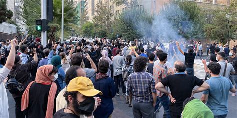 Iran Nouvelles Manifestations Après La Mort Dune Femme Détenue Par La Police Des Mœurs