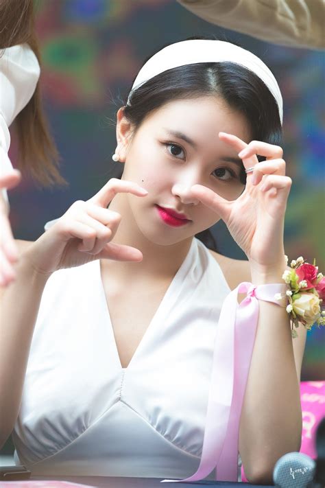 Not everyone's ready to enter into a package deal, and that can be heartbreaking to navigate. smol and iconic son chaeyoung @ WIL fansign | allkpop Forums