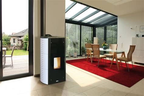 Les poêles à granulés de cette puissance nécessitent généralement une technologie plus aboutie, comme la ventilation, le canalisable, ou le système hydro, autant de modèles que nous évoquerons plus bas. Poêle à granulés Fonte Flamme RUDI 8 | Poêles & Breizh