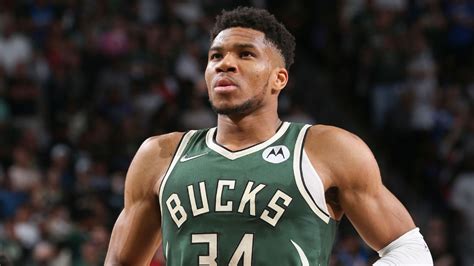 Giannis earns signature nba moment. Giannis Antetokounmpo Hurts His Knee - The Daily District