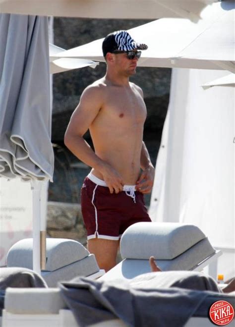 German Nt Bae Manuel Neuer Sunbathing With Girlfriend In Mykonos Ohnotheydidnt Livejournal